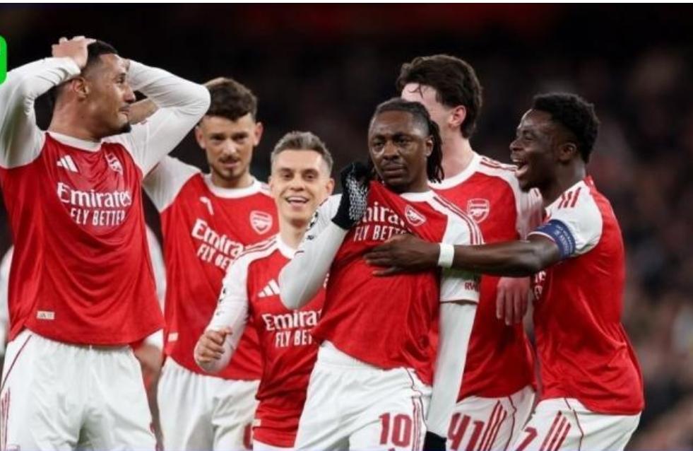 埃泽，正经的凌空抽射，潇洒世界波，百步穿杨，一箭穿心！
回到主场的阿森纳2-0击