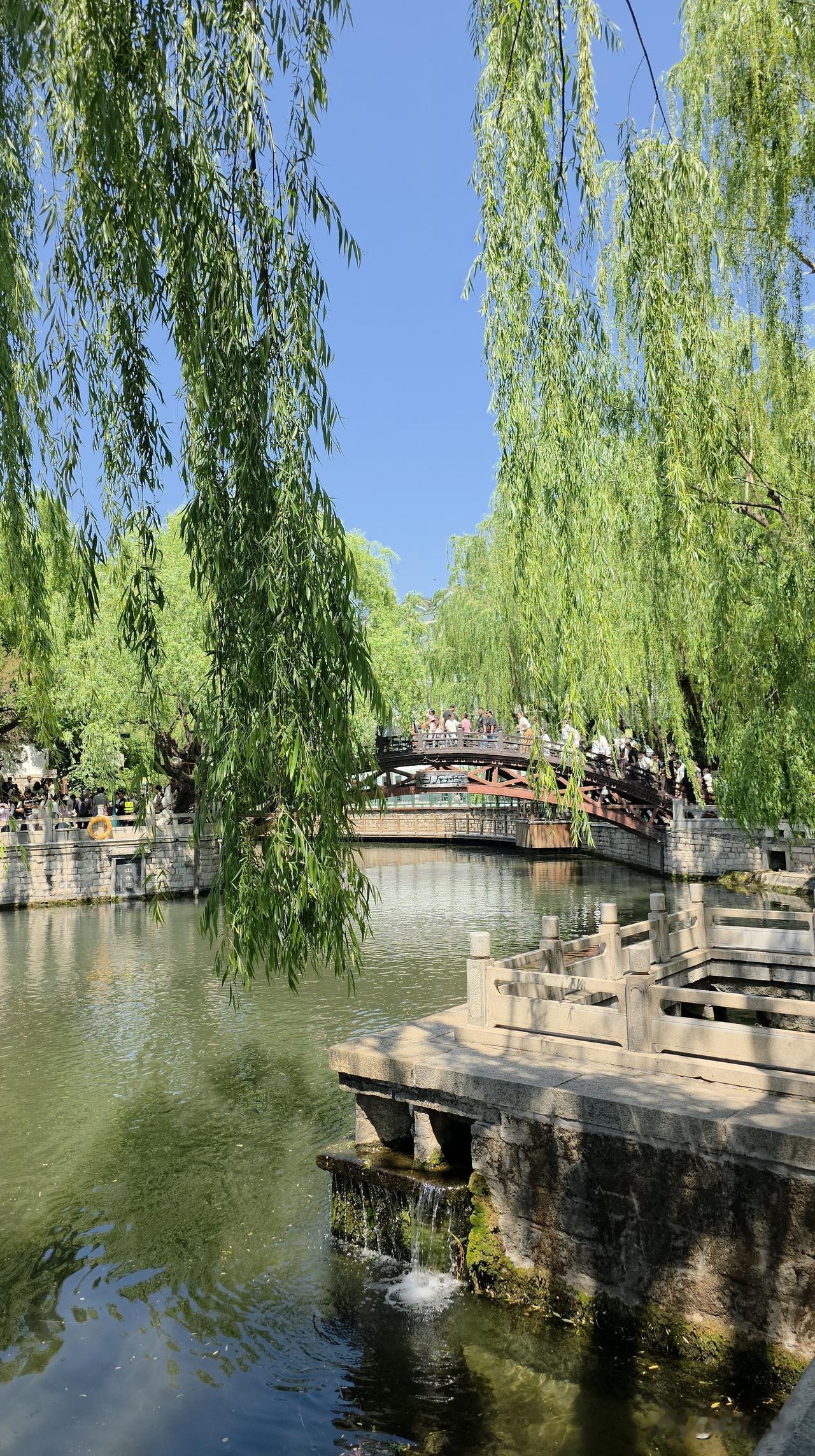 这是一条旧闻了，但我还是觉得太不应该：用旧墓碑铺公园台阶，这样确实是旧物利用，但