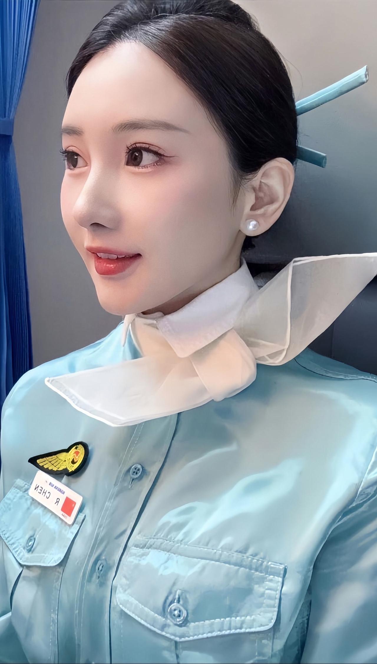 空姐微笑，机舱内温柔时光