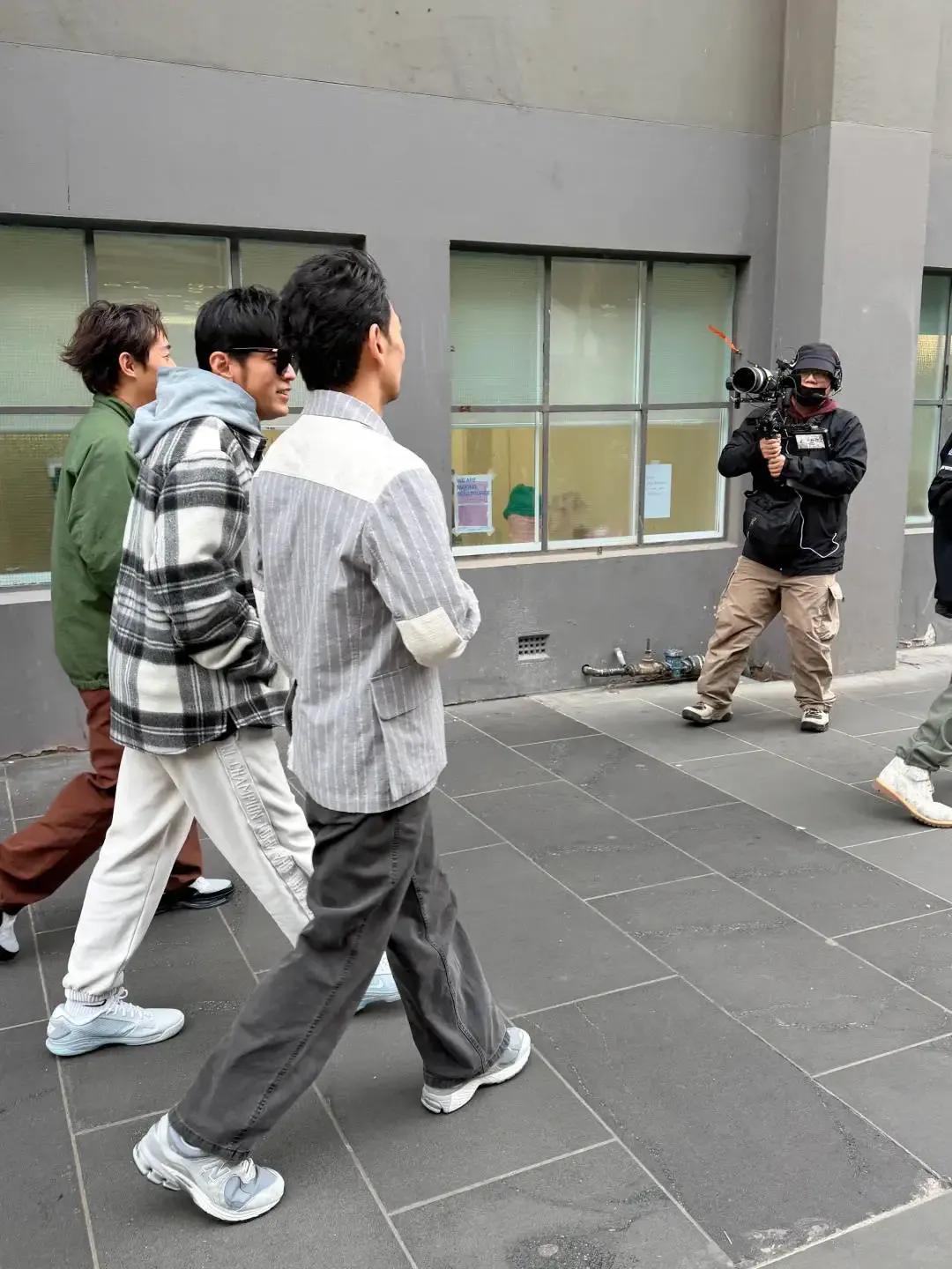 事发第二天，周杰伦本人出现在墨尔本街头，墨镜一戴、双手插兜，跟吴尊一路有说有笑录