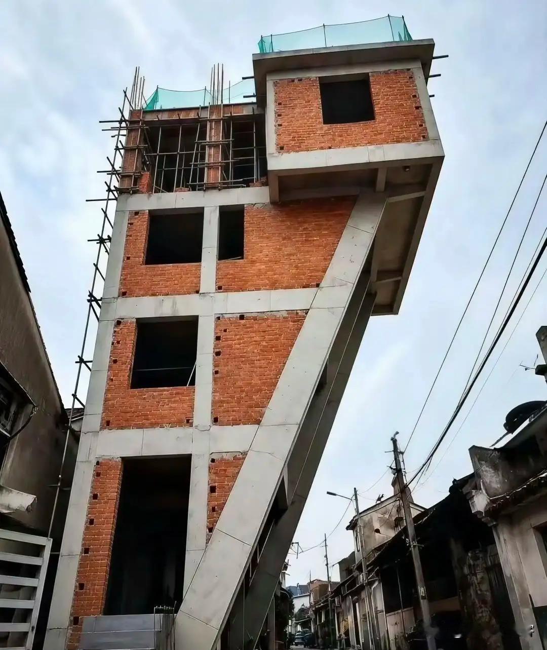 大伙快来瞧瞧这栋自建房，看这造型，简直就是向天再借五百平的节奏。
说实话我瞅着，