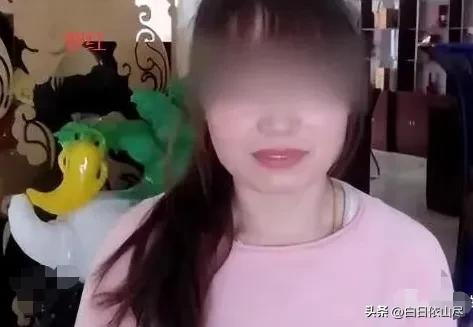 贵州毕节，一男子在外打工，家里父母怀疑儿媳出 轨，便打电话叫他回来捉 奸。连蹲4