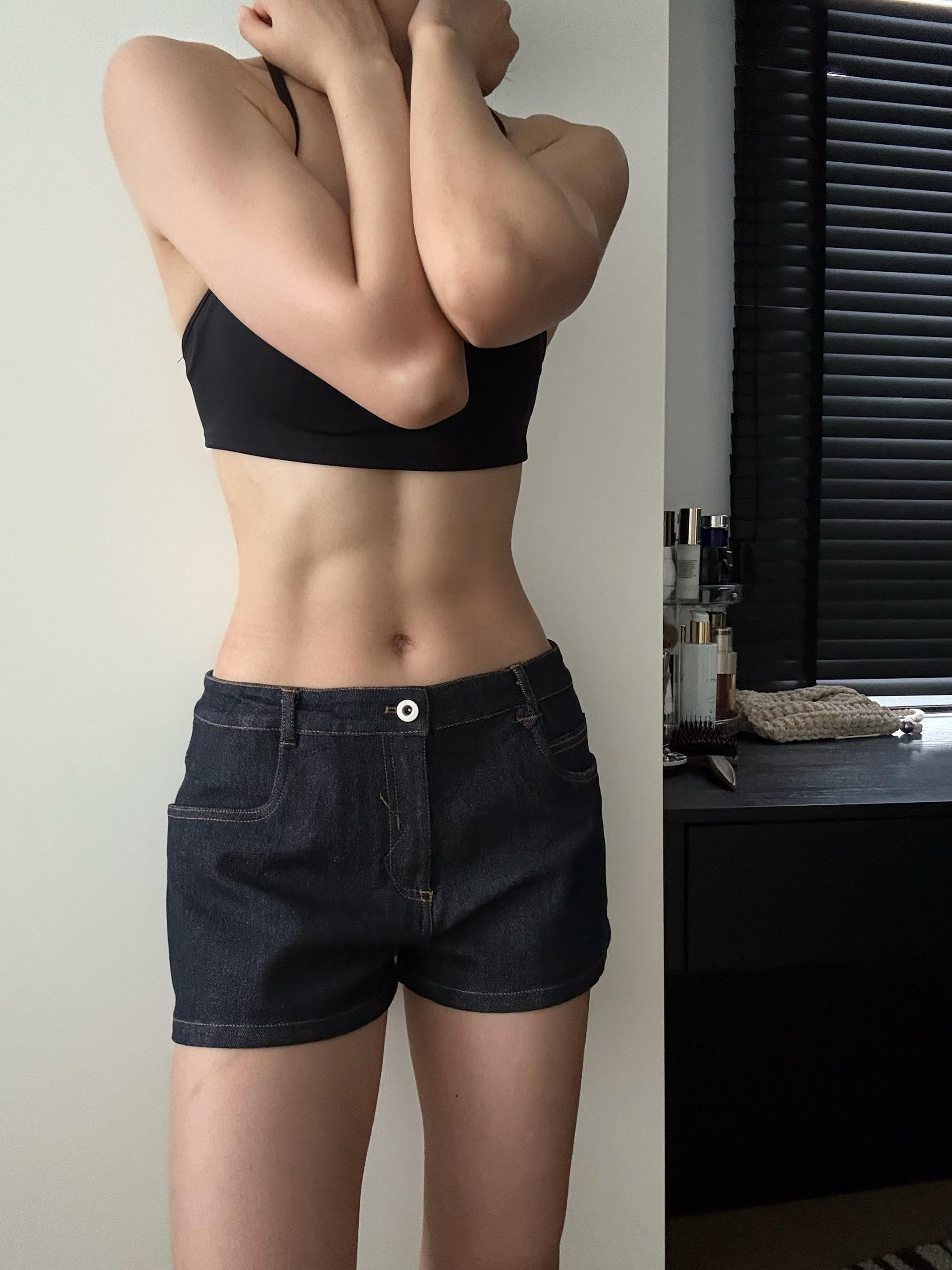 腹肌马甲线。