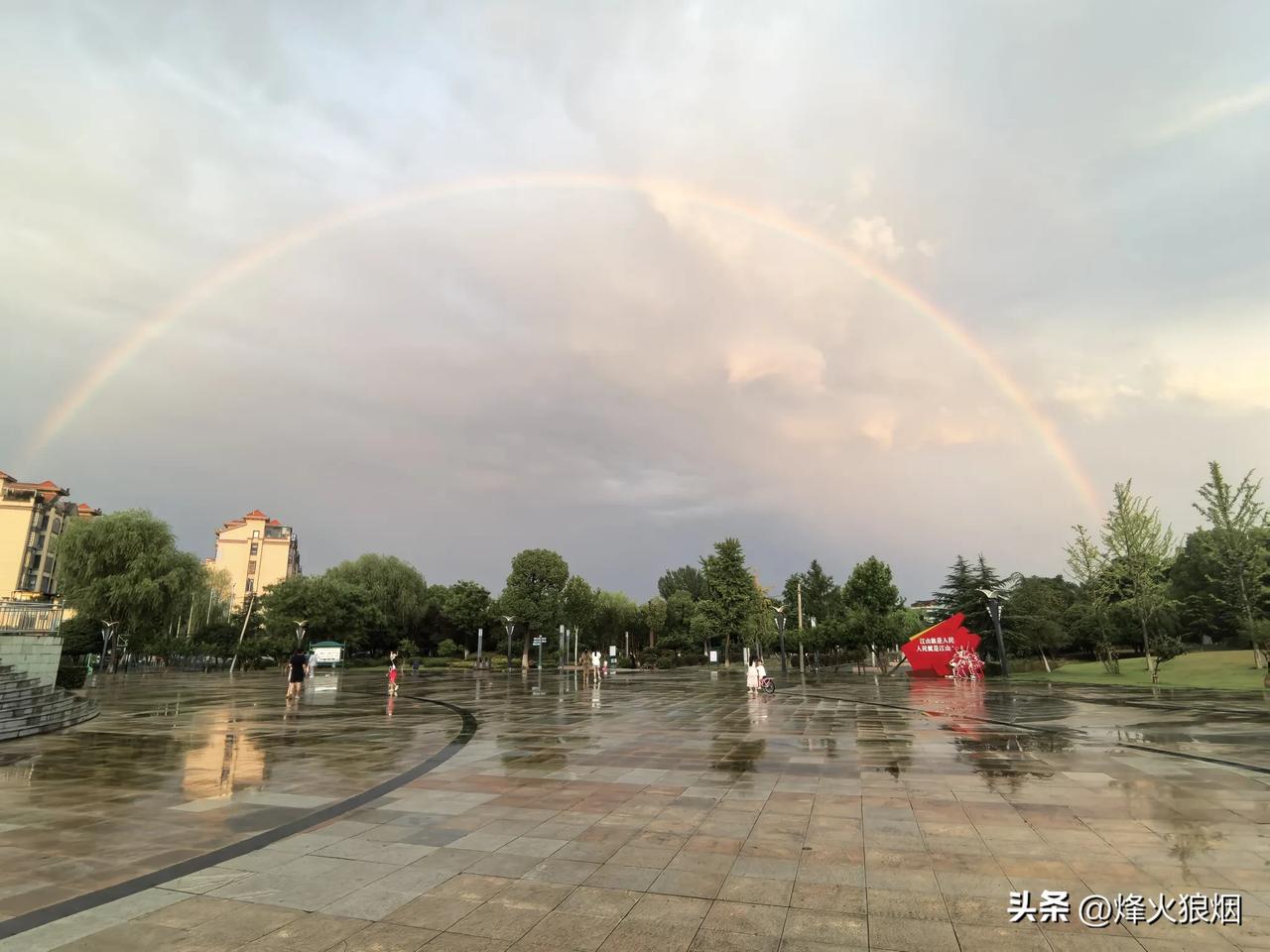 骤雨初歇，抬头偶遇横跨天际的彩虹🌈
湿漉漉的广场，青翠的林木，灰蒙蒙的天空忽然