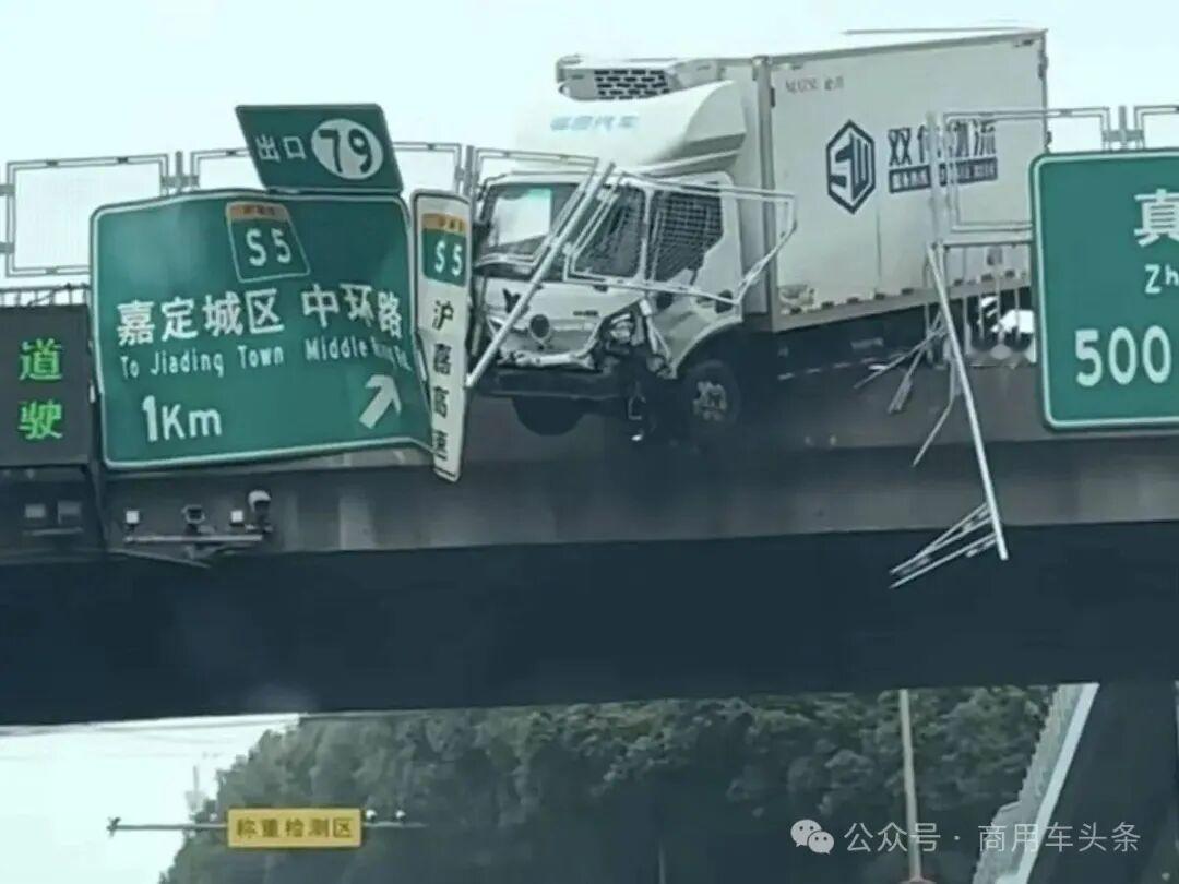 上海S20外环多车相撞，货车撞破护栏悬挂半空！

12月24日，上海S20外环高