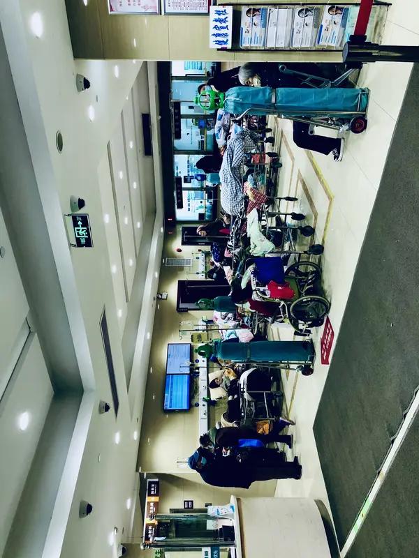 前天这则家属推昏迷病人到银行取款遭拒的新闻真是闹得沸沸扬扬。家属急着给刚做完开颅