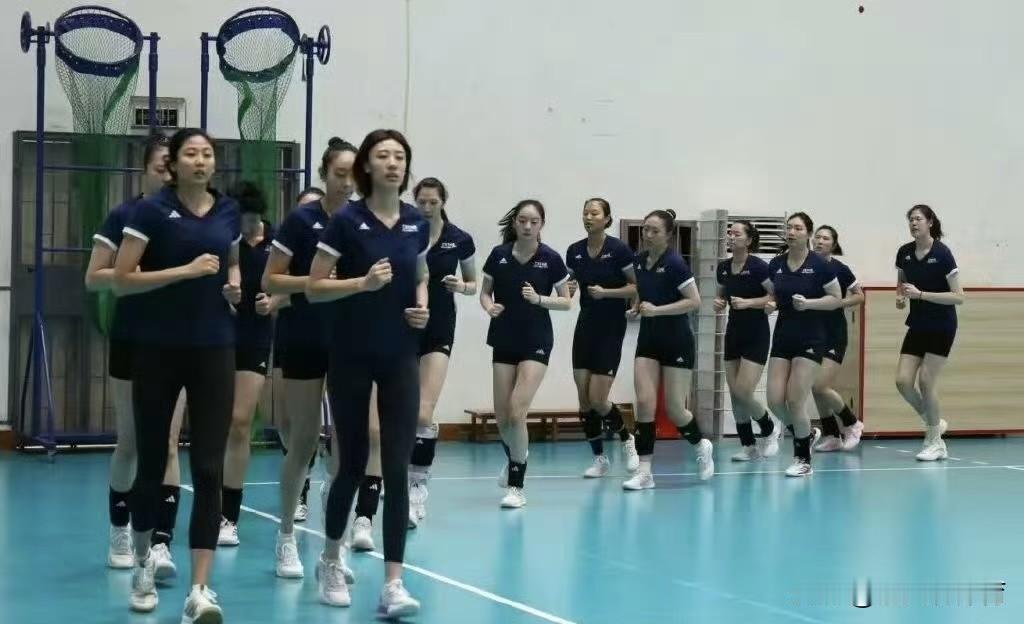 中国女排漳州集训最新训练照，李盈莹归队，快看队伍的最后一个是妹妹李盈莹，跟自由人
