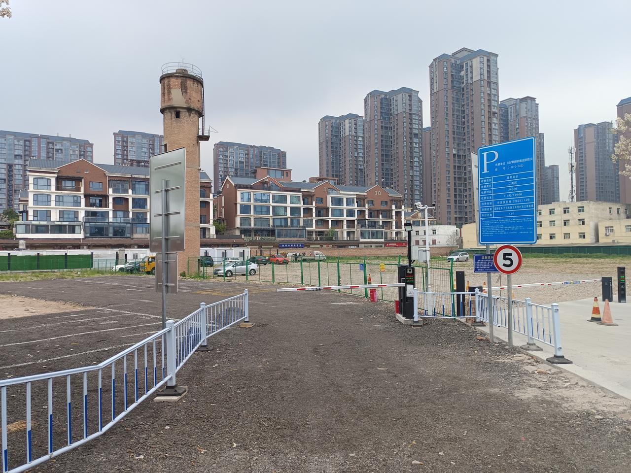 北牛寺村口新建停车场，浐河东路方便停车了。