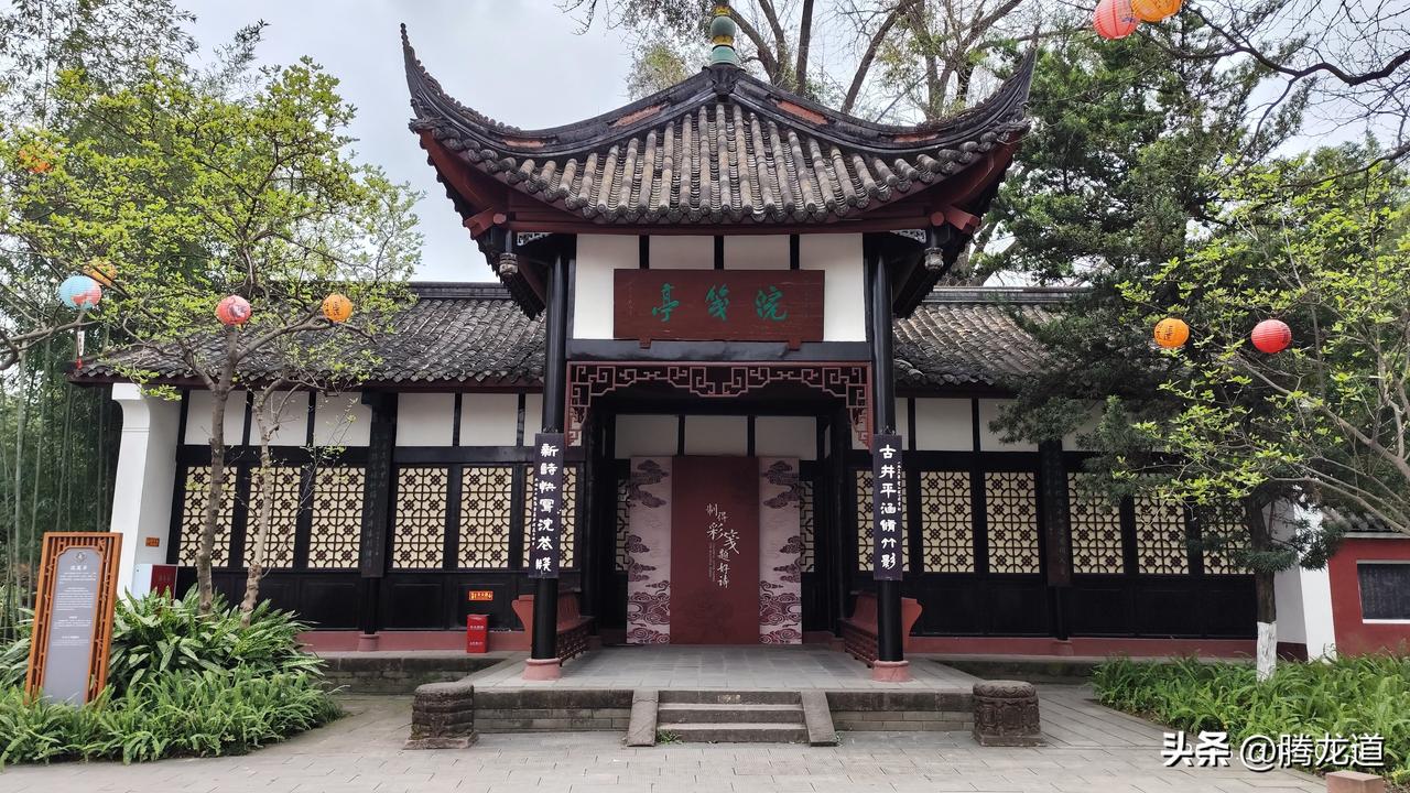 成都望江楼公园：竹翠藏幽雨落成诗望江楼公园内古建筑群之一的浣笺亭，以纪念薛涛制笺
