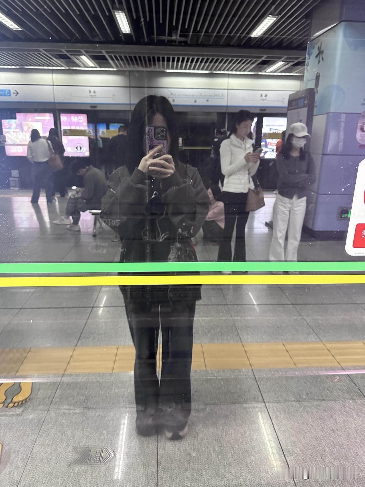 深圳找不到工作已回家
来了十天，钱花不少，工作找不着。不是骗子拉人头，就是一堆四