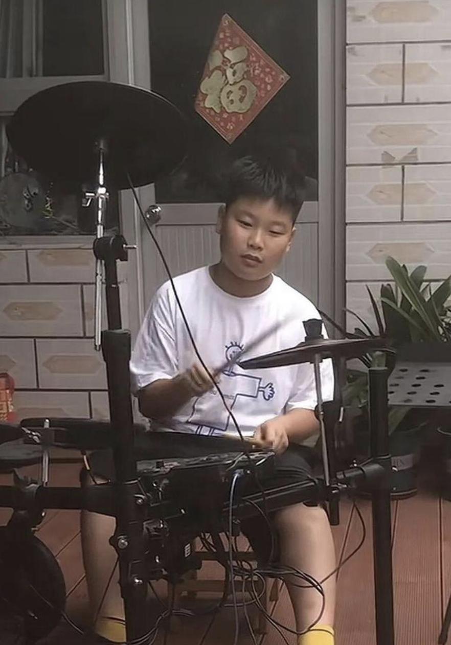 最近北京平谷出了个真·硬核新闻，11岁五年级小学生赵乾贺，跟奶奶一块儿，从河里捞
