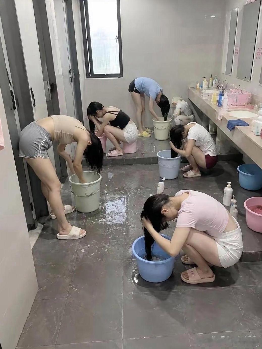 看到这一幕，个人感觉在外面上班能自己租房子还是尽量租房子住，这么多人的宿舍住一起