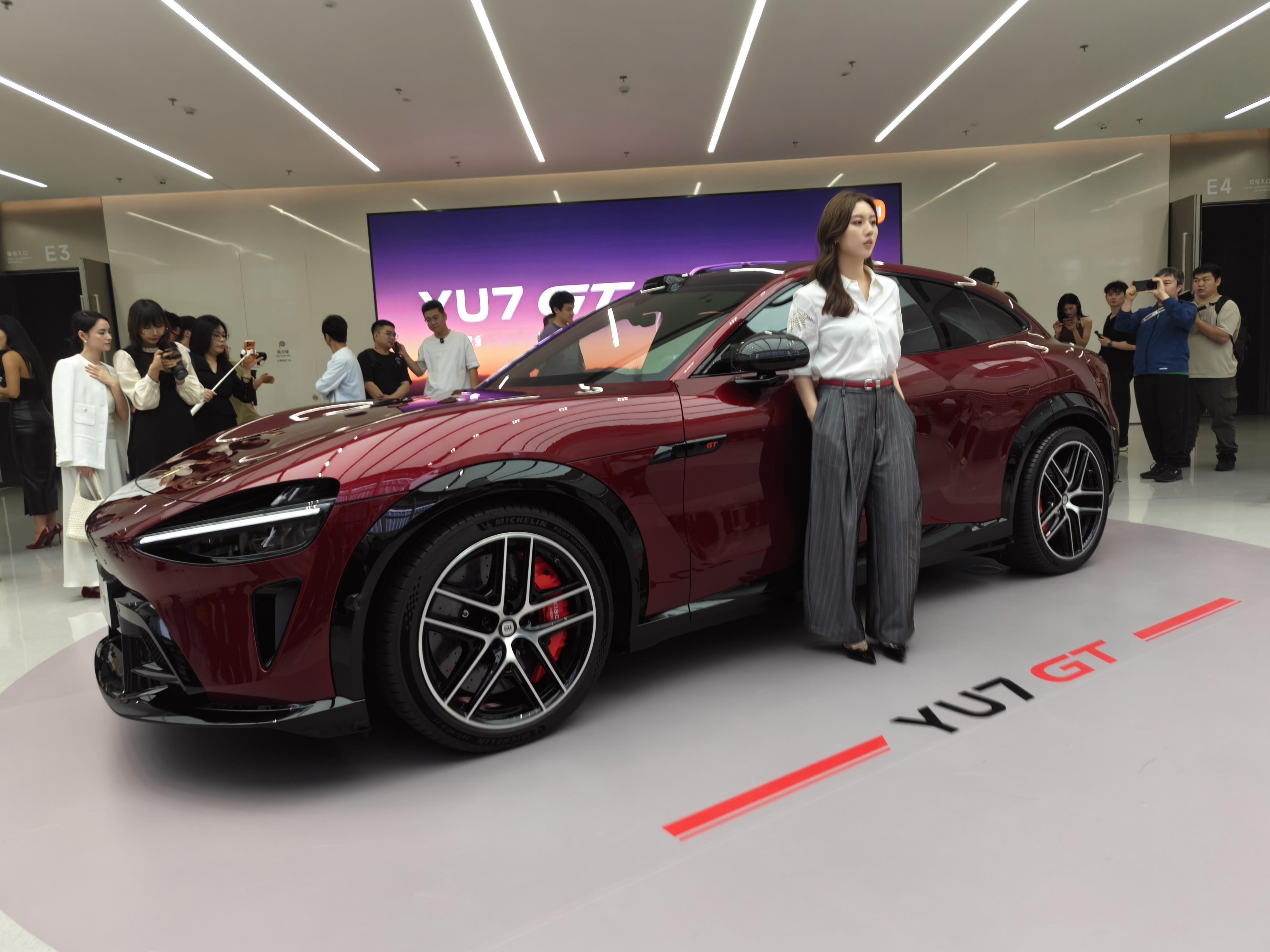 来看看小米YU7 GT /小米17 Max酒红色这一版有点帅啊 小米yu7gt及