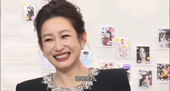 秦海璐突然被cue笑笑蒜了 微博视界大会《生万物》剧组红毯，秦海璐被cue发言，