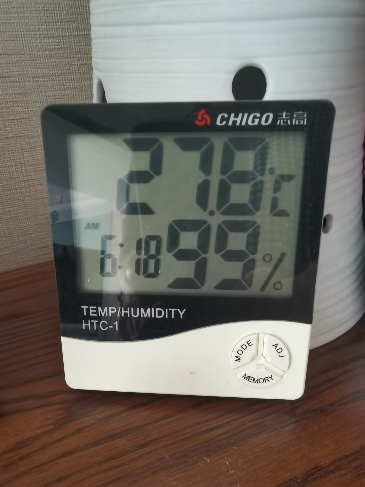 今天上海湿度太高了，家里温度表上湿度直接99%，爆表。浑身像在洗桑拿，很不舒服。