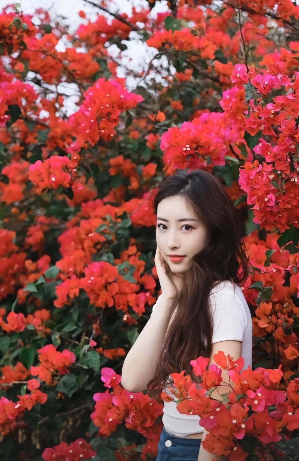 上联：遍山绿树常年翠
下联：漫径红花四季娇