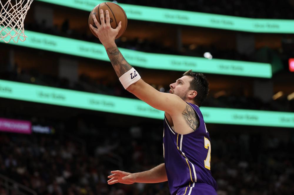 0.6秒绝杀，詹姆斯冲上去就给队友一个锁喉！魔术队全懵了，防谁不好，偏偏放空了全