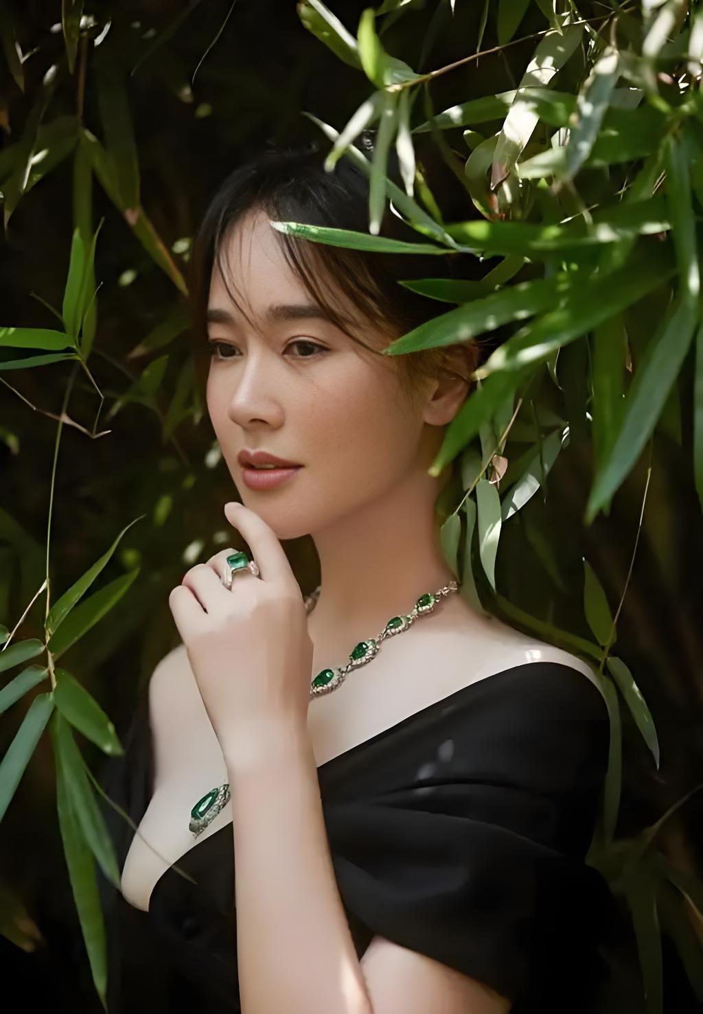 女明星花期常短，左小青却走出独特之路。从体操垫开启人生，以“氧气美女”出道，历经