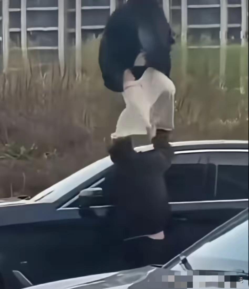 安徽宣城两车相撞，
女司机扇了宝马男一巴掌，仔细看了下，原来是宝马男不小心把女子