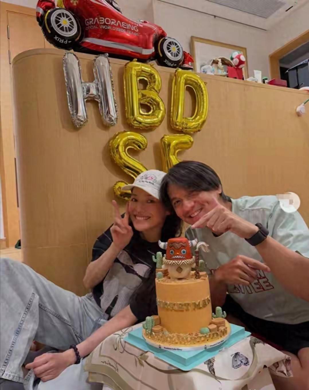 舒淇晒合照为冯德伦庆生，不秀恩爱不炒作。结婚近10年零炒作！舒淇冯德伦居家庆生：
