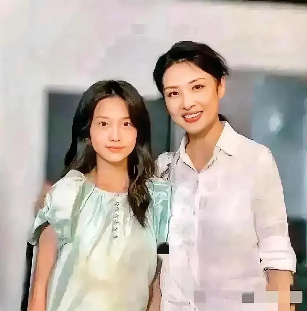 2020年，周涛与女儿香香，一张罕见的合影，镜头中的香香披着长发，五官精致，文静