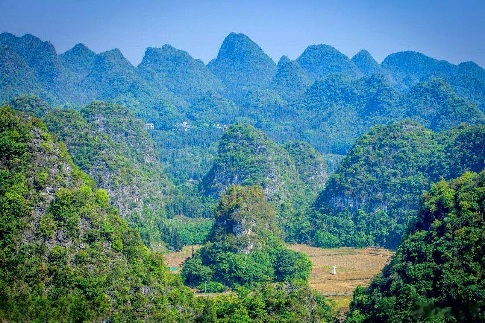 藏在黔西南的山水秘境万峰林，是中国西南三大喀斯特地貌之一，位于贵州兴义市东南部。