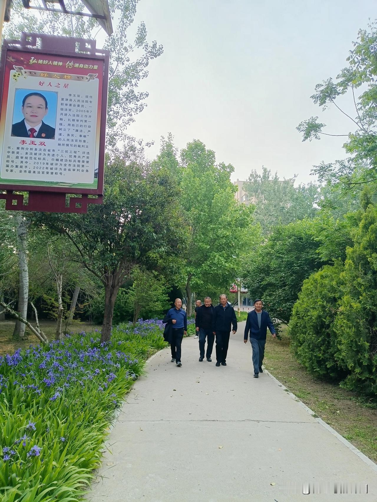 你我皆是俗人
会好吃懒做
会贪财好色
会梦想不劳而获
也会在日常的琐碎里寻找点小