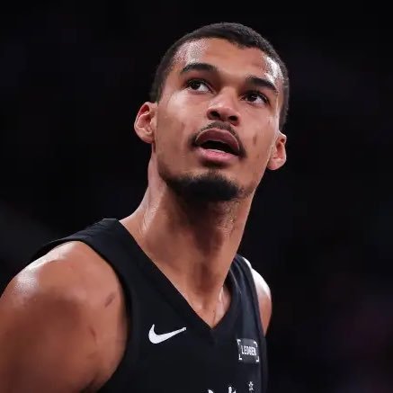 两天前对阵快船时拼到筋疲力尽的文班亚马，据主帅米奇·约翰逊表示，今晚对阵火箭预计