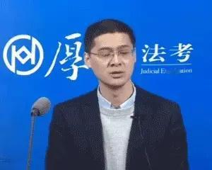 审美是综合性的素质展现，思想人品为人处事，困难时的态度，幸福时的坦然。