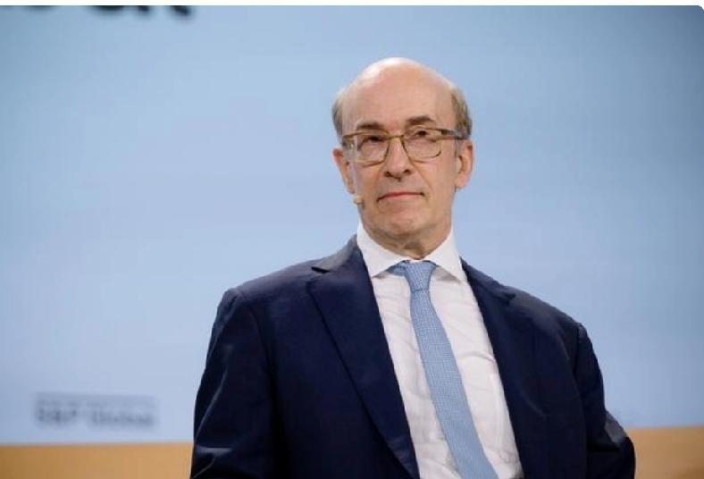 哈佛大学教授罗格夫预言，人民币将在未来5年内成为储备货币，投资者会热情响应。这可