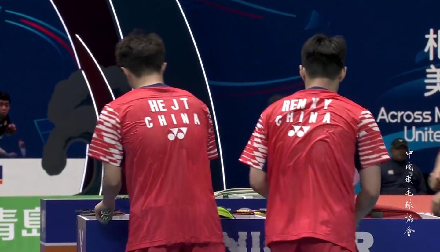 男团 A组 中国 2-1 泰国 男双 何济霆 任翔宇 18-21 22-20 佩