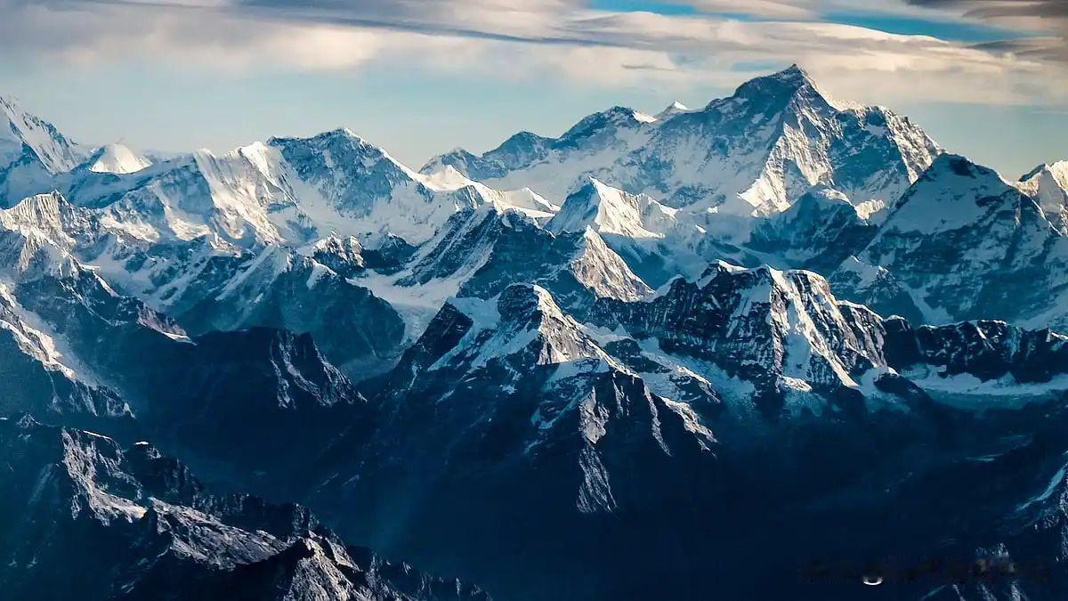 世界最高峰不是那么好爬的！！！花钱不说，主要是花命啊！！
尼泊尔著名的登山地区因