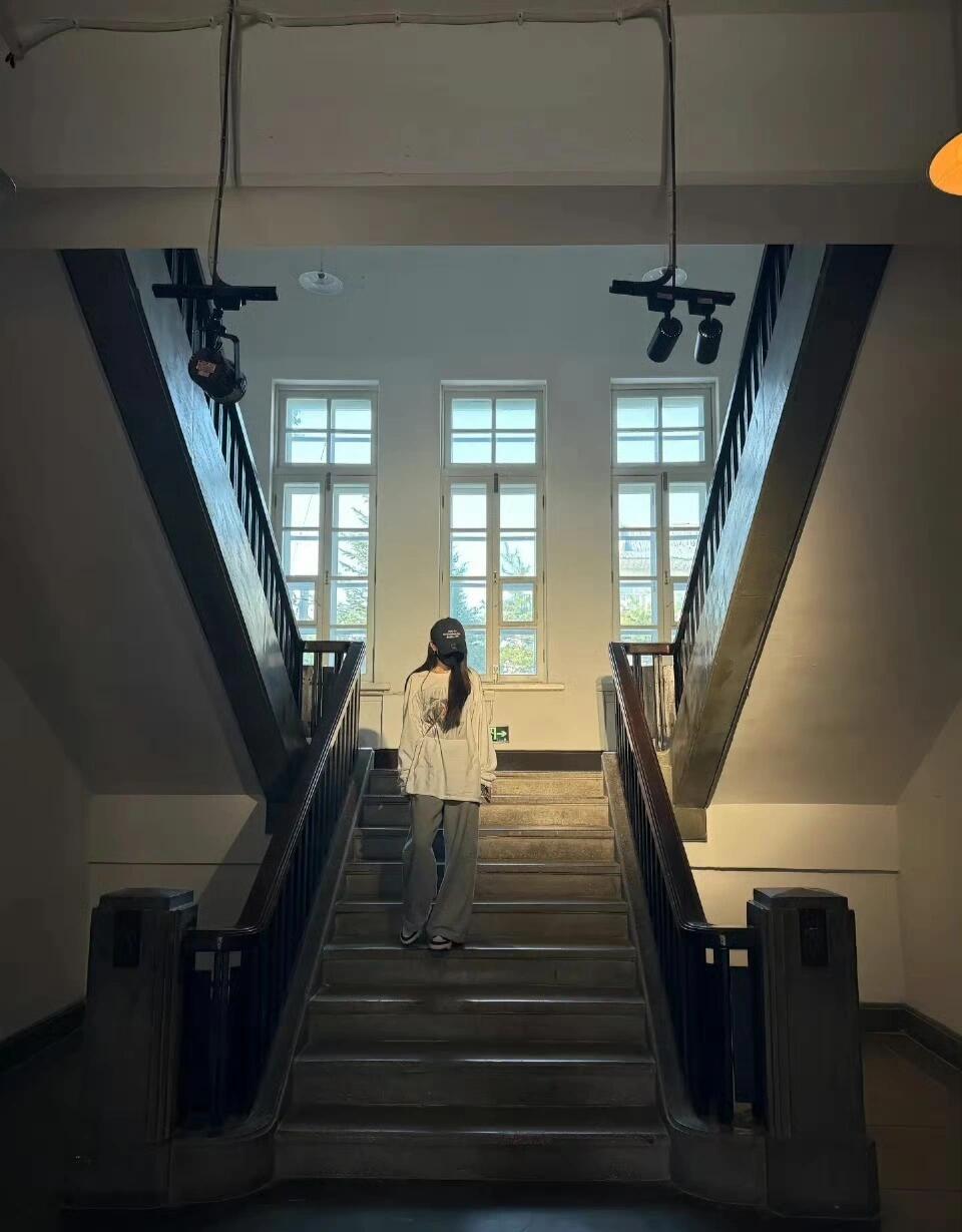 杨幂终于慢下来了看她今年走了那么多地方，从丝路到景德镇，不再是记忆中那个全年无休