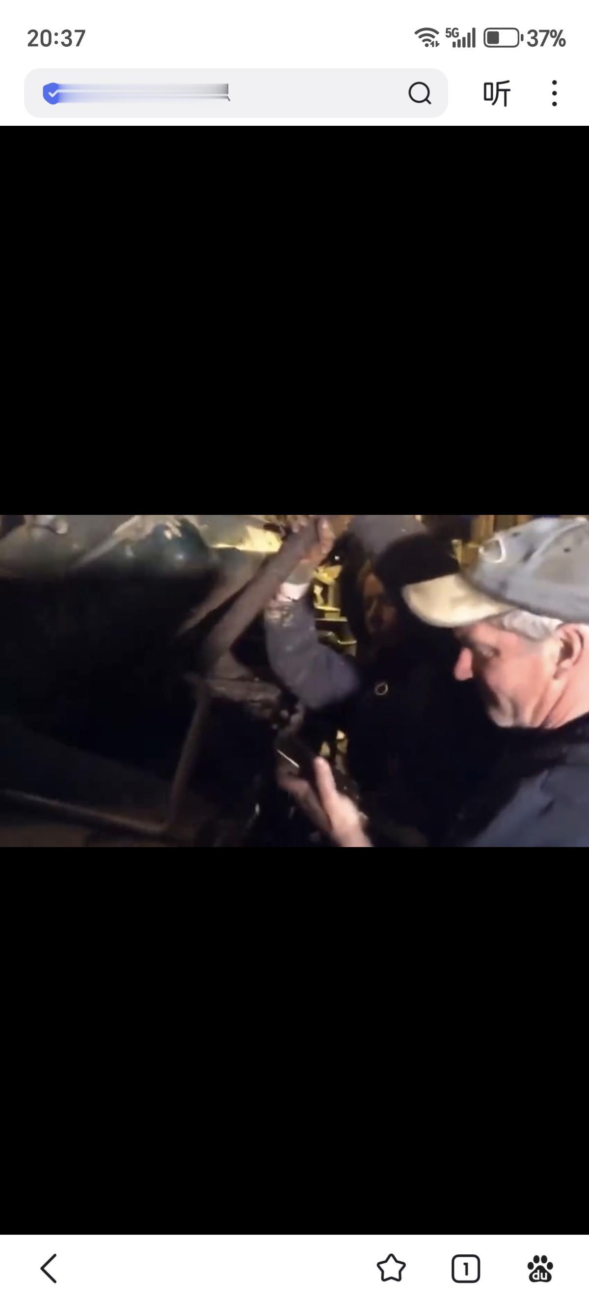 他花3万英镑买了一辆退役坦克，结果在里面发现了价值200万英镑的黄金。

英国一