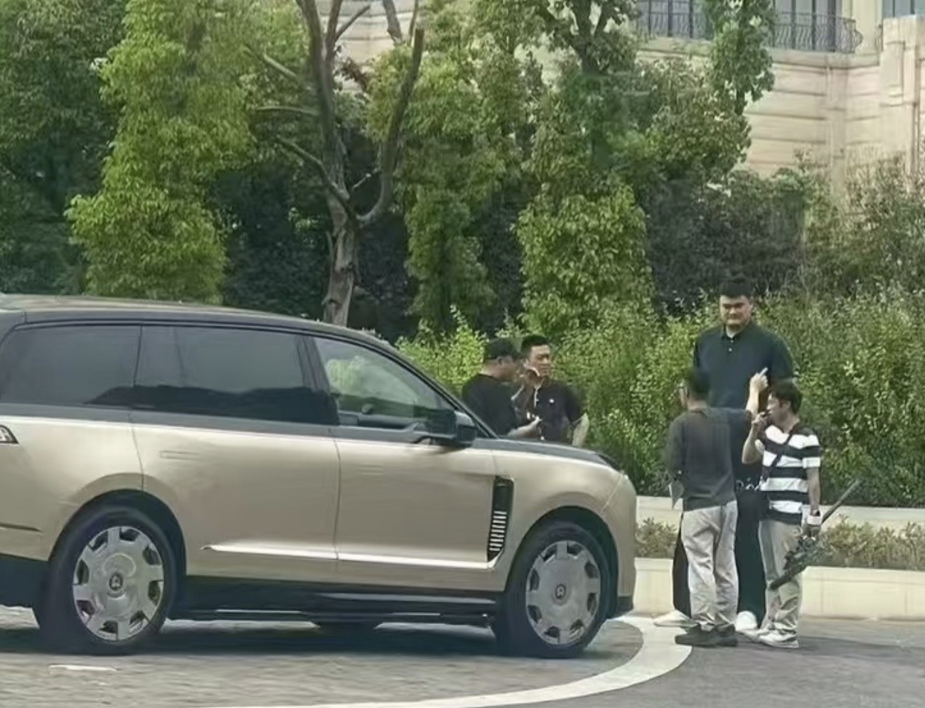 姚明成为蔚来 ES9 首席体验官  车内空间大谁说都不好使，但你说姚明坐进去挺宽