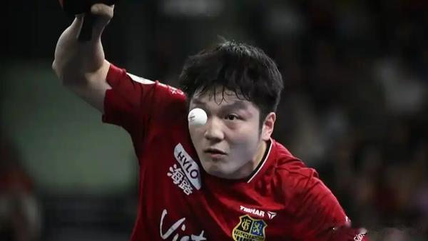 樊振东4月16日，德甲乒乓球常规赛收官战中，国乒名将樊振东在萨尔布吕肯主场表现抢