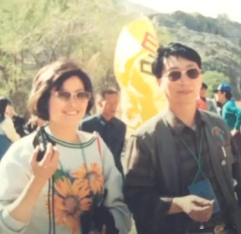 年轻的敬一丹与丈夫王梓木参加活动时的留影。他们的爱情故事，始于1981年的考研考