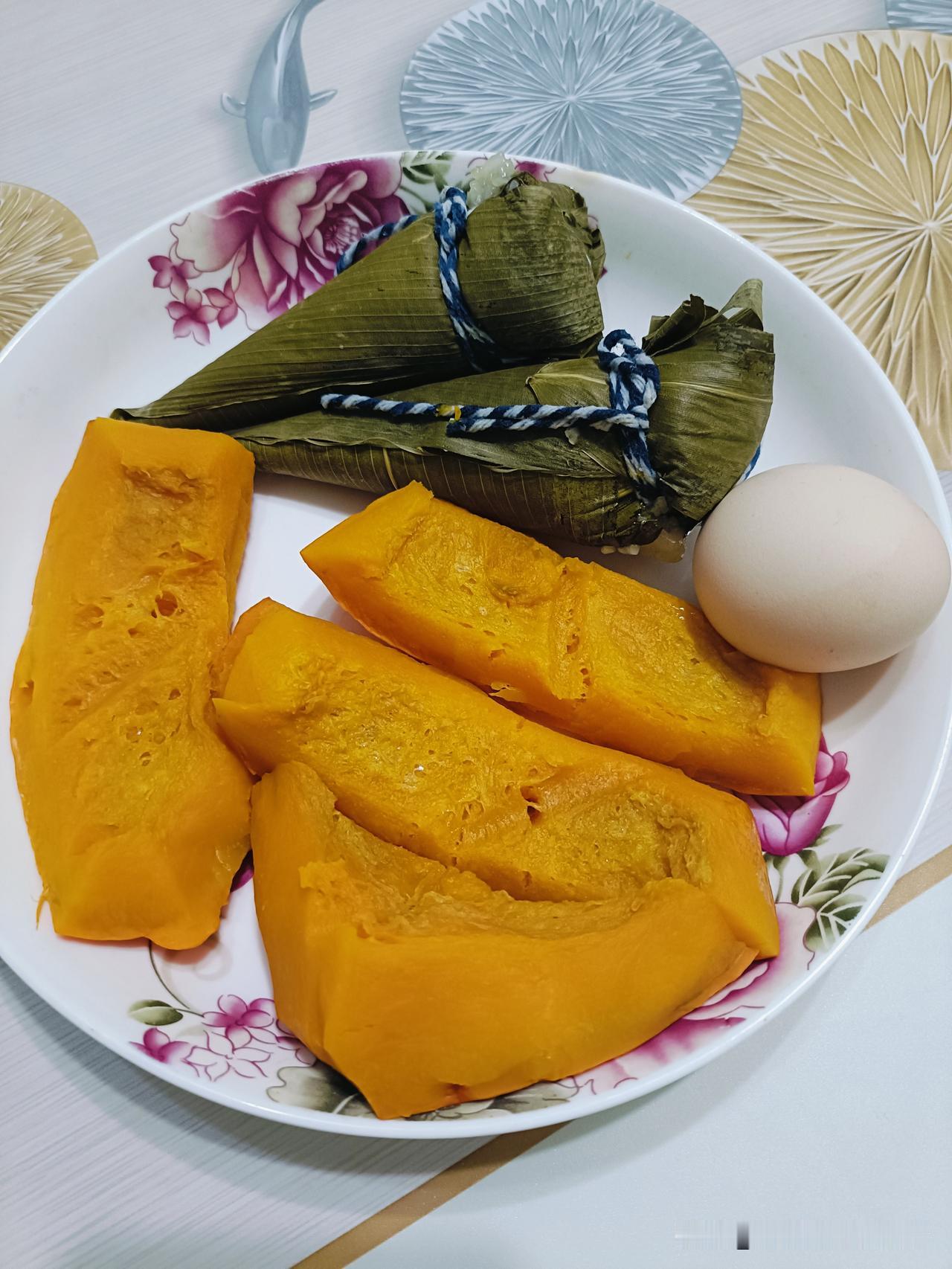 今天的早餐：一个粽子，一个鸡蛋，一些金贝贝南瓜片，我就喜欢早餐多样化。

老人家