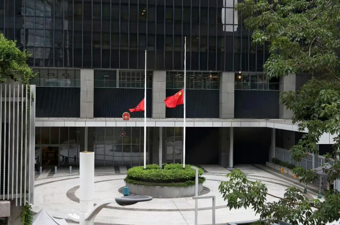 天安门下半旗悼念朱镕基同志【朱镕基遗体今日火化，香港特区政府等下半旗志哀】国务院