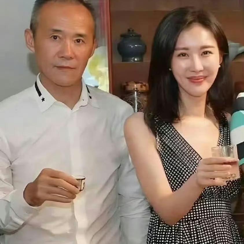 王石这个人
真不能细细琢磨
越琢磨越发现，他今年都已经是73岁了，居然还这么能折