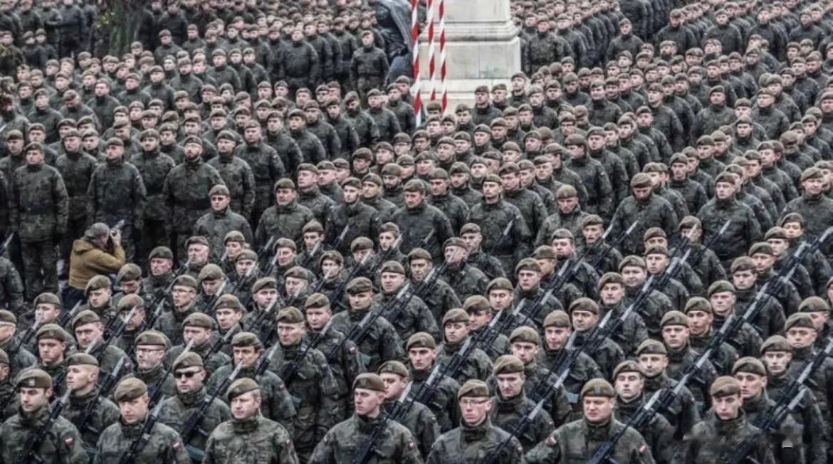 波兰宣布将在白俄罗斯边境增派驻军至1万人。

其中4000人将帮助边防部队阻止卢