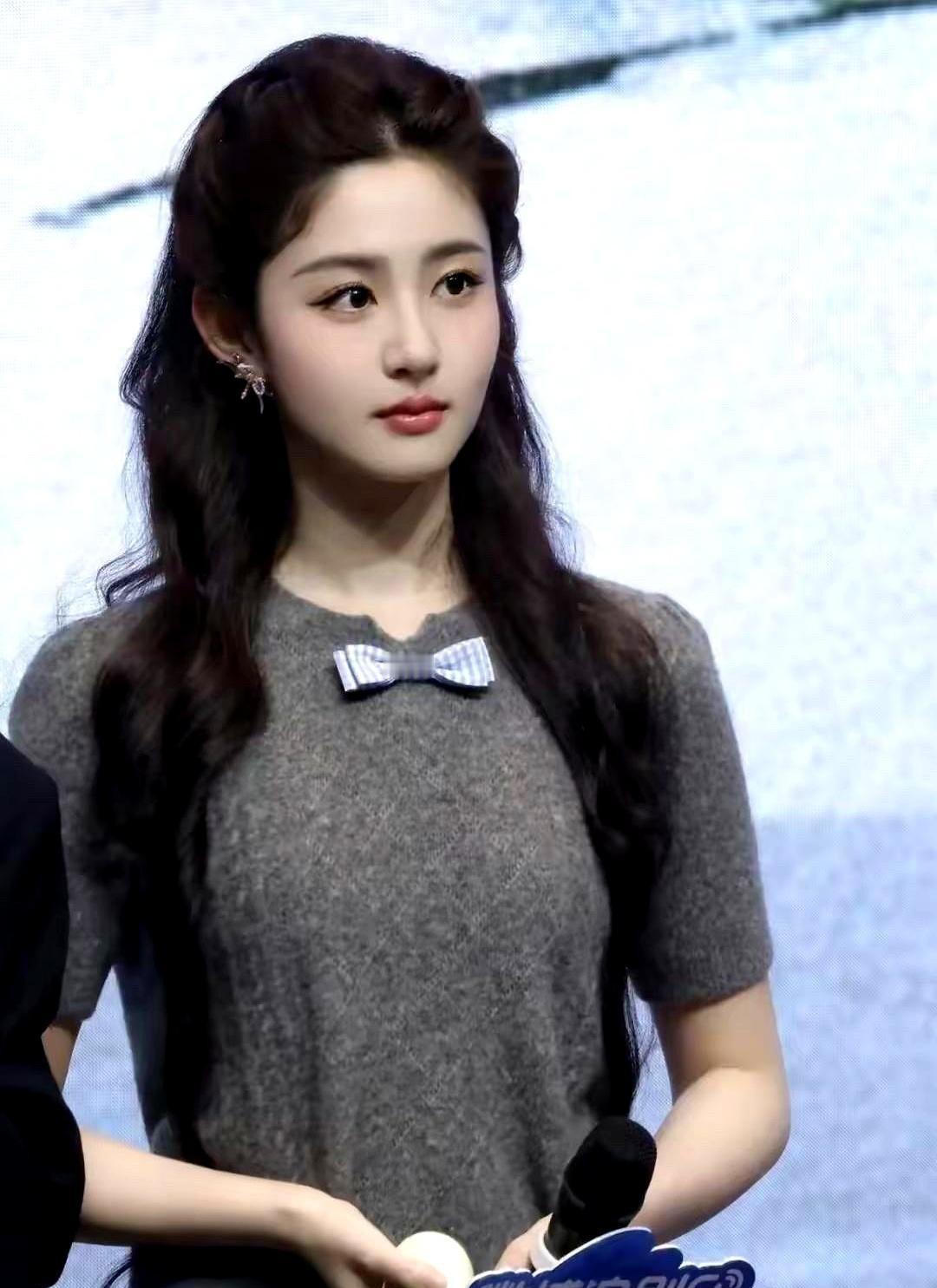 剧组里最忙的，不是导演，而是跟在“顶流”身后的表演指导。
资本不想等你十年磨一剑