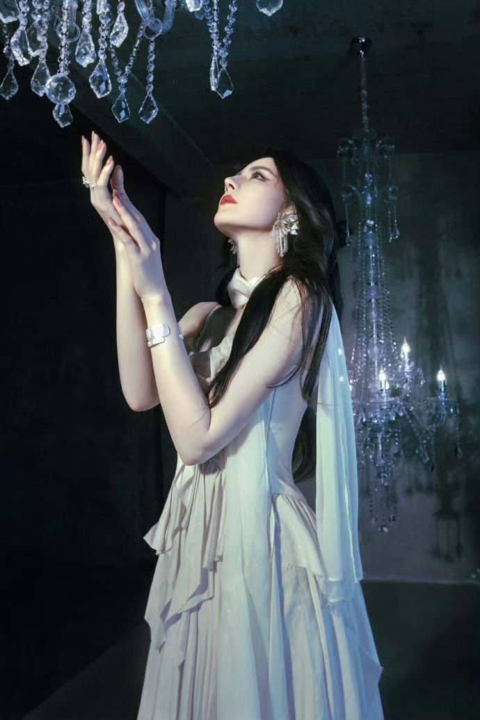 迪丽热巴冷光落在指尖迪丽热巴抬手触及的不只是光影谁被热巴这组光影造型狠狠美到了！