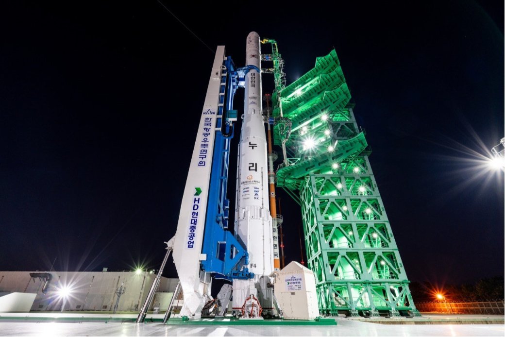 韩国自研三级液体运载火箭世界号第五次发射成功。本次在罗老航天中心升空，一共搭载1