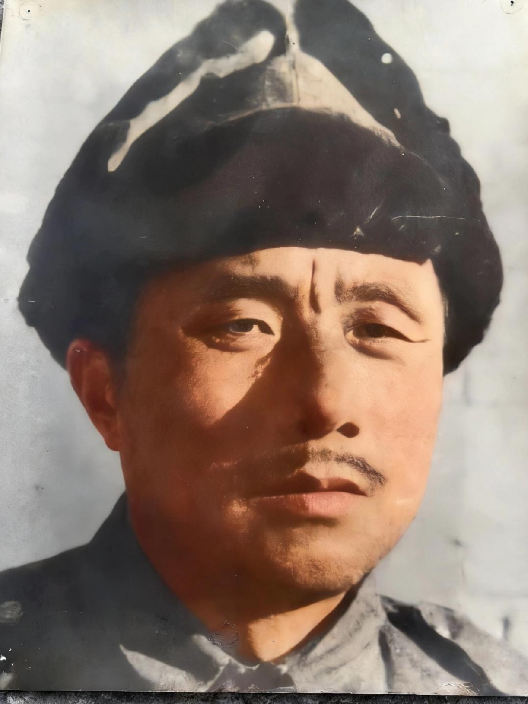1948年，国军将领康永阜，在沈阳选择投诚，这是当时留下的一张罕见留影。镜头中的