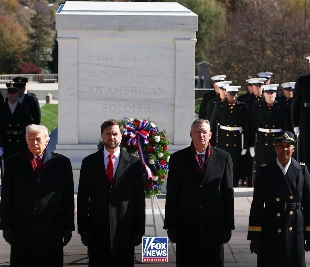 坚守底线：特朗普总统在阿灵顿国家公墓向无名士兵墓敬献花圈，以纪念退伍军人节。