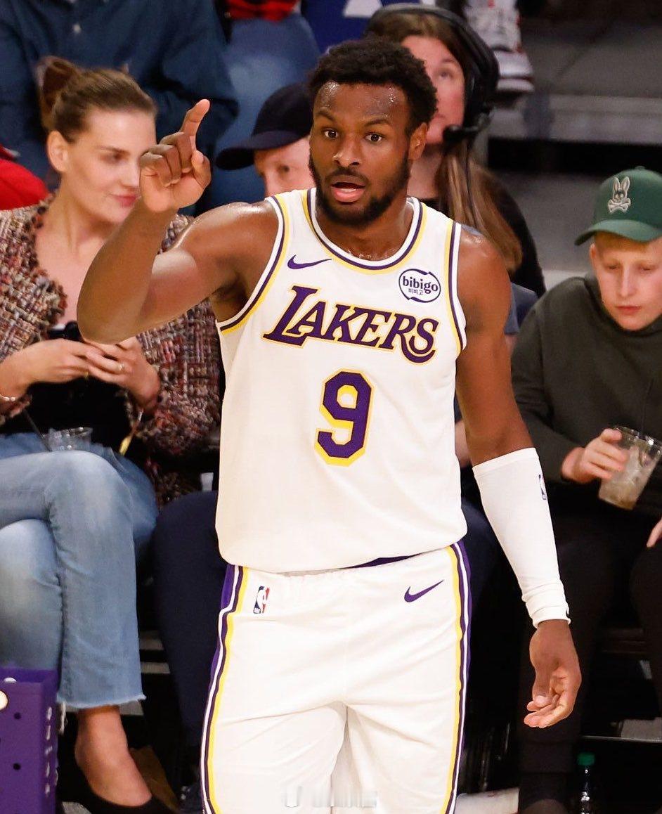 布朗尼的个人logo b9（图二下）申请遭美国商标局拒绝，因为之前已有B9的衣服