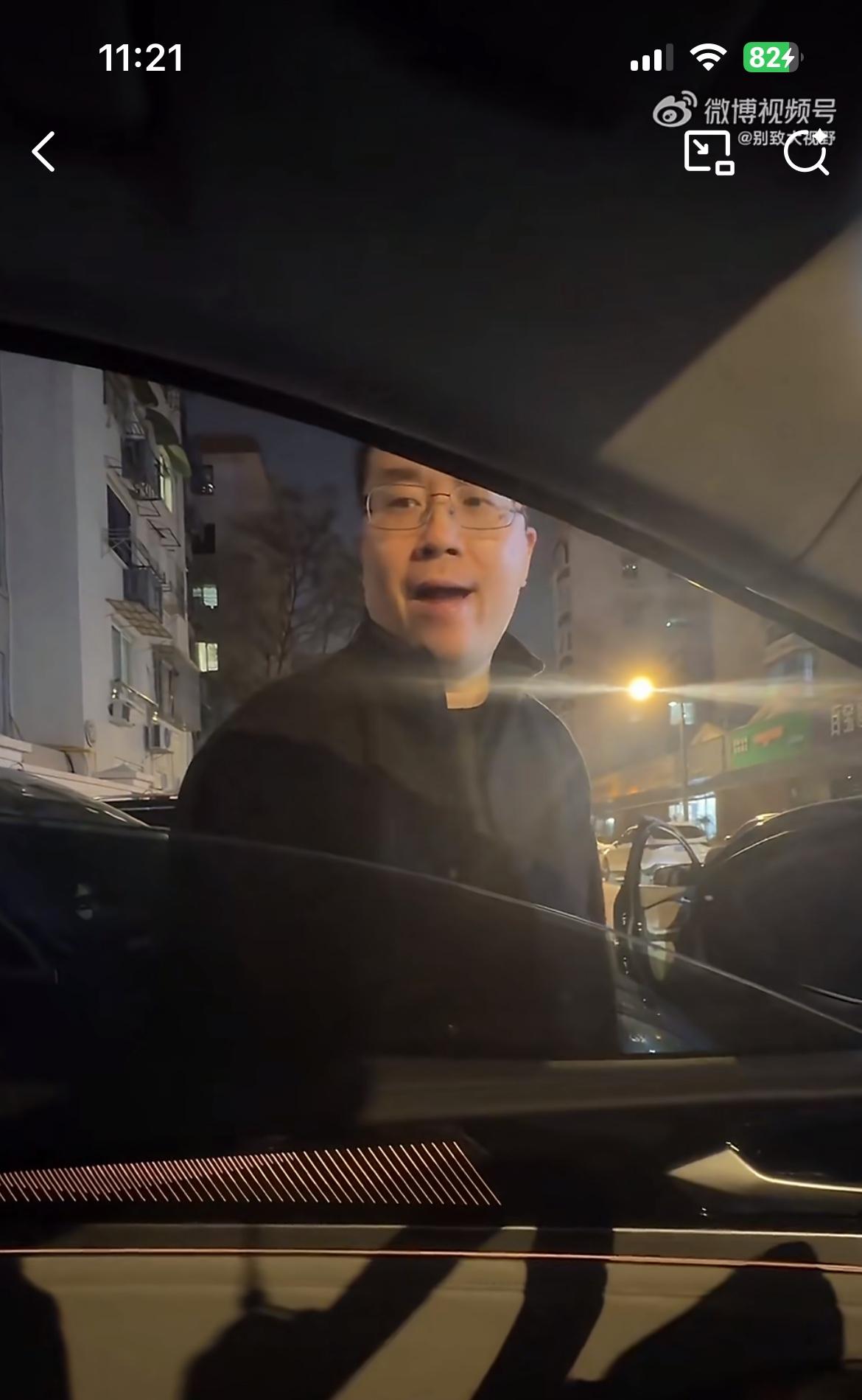 这个小仙男厉害，眼神锁定，意念占车位。女司机已经停好车了，却被小仙男敲车窗指责，