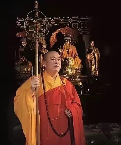 释永信多有钱，光手上的佛珠就1亿！生活不知道有多奢侈[强]身披袈裟不守清规戒律…
