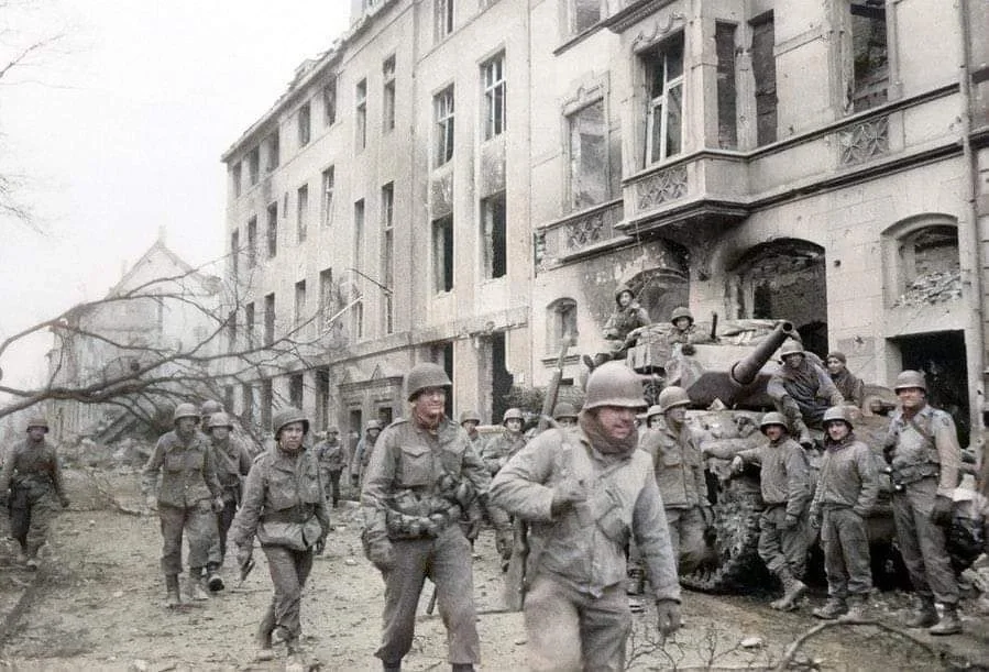 1944年11月16日，为了支持赫尔根森林战役，杜伦镇被盟军飞机摧毁。当时约有2...